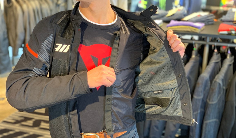 初秋のツーリングの最適解『AIR FRAME 3 TEX JACKET』